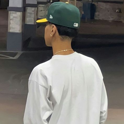 New Era Cap Outfit, New Era Cap Outfit Men, Edgar Style, Takuache Outfits, Takuache Outfits Guys, Cap Outfit Men, Mexican Guys, Baseball Hat Hairstyles, Outfits Guys