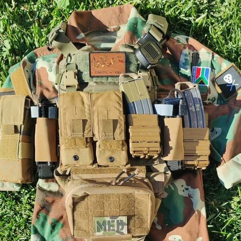 𝗙𝗶𝗿𝘀𝘁 𝗥𝗲𝗰𝗼𝗻 on Instagram: "This is the current iteration of my plate carrier setup.  Enjoy the S2000 posting. Raid mod by @hubcityoutdoors  Cool patches from @marauder_threadworks @_144.1  I get a lot of my pouches and other gear from @venture_surplus. Probably the best place to buy milsurp.   The carrier is not agile or great for long movements. This rig was put together thinking; static security/home defense. Take your pick of the opfor. My favorite choice is Powder Gangers.  Have a good Sunday boys,   🏴‍☠️🇺🇸  #larp #roleplay #gear #kit" Plate Carrier Setup, Military Loadout, Plate Carrier Vest, Tac Gear, Plate Carrier, Chest Rig, Kit Ideas, Cool Patches, Home Defense