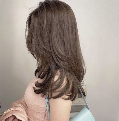 Haircut Selfie, Photo Hijab, Haircuts For Medium Length Hair, Brown Hair Looks, Ash Hair Color, Hair Inspiration Long, Brown Hair Inspo, Layered Haircuts For Medium Hair, Cute Hairstyle