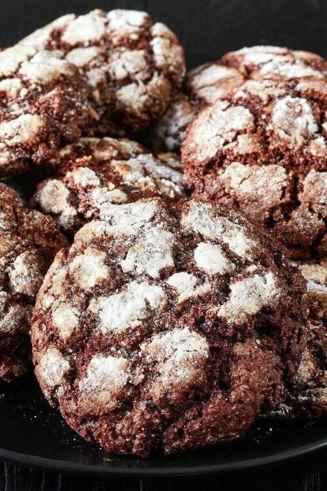 These keto crinkle cookies are a delicious low carb and sugar free take on classic Christmas chocolate crinkle cookies! Simple ingredients and ready in 15 minutes. Sugar Free Pancake Syrup, Sugar Free Cookie Recipes, Dolce Poche Calorie, Chinese Almond Cookies, Breakfast Cookie Recipe, Chocolate Crinkle, Keto Cookie Recipes, Keto Chocolate Chip Cookies, Sugar Free Maple Syrup