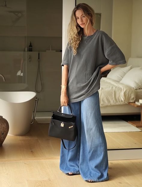 Tshirt And Jeans Outfit Casual, Chic Oversized Everyday Shirt, Chic Oversized Short Sleeve T-shirt, Baggy Jeans And Oversized Tshirt, Oversized Tshirt Outfit 2024, Effortless Oversized Summer T-shirt, Jeans And T Shirt Outfit, New York Outfits, Fashion Gone Rouge