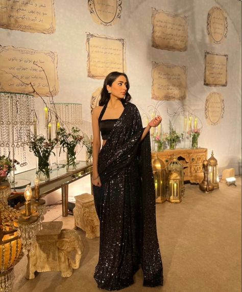 Black Glitter Saree, Saree Designs Latest For Farewell, Off The Shoulder Saree Blouse, Farewell Sarees Black, Black Saree Farewell, Saree Farewell School Classy, Black Saree Wedding, Sparkly Saree, Black Saree Styling