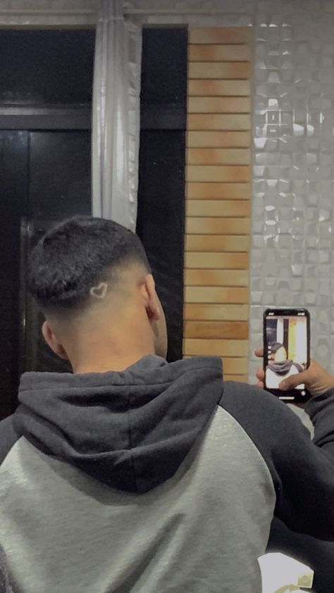 Corte con corazon ♥️ Low Fade Haircut Men's, Taper Fade Long Hair, Haircut Man, Fade Haircut Styles, Low Fade Haircut, Men Haircut Curly Hair, Hairstyle Men, Mens Fade, Taper Fade