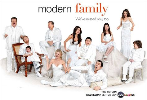 Modern Family - Season 2 - Promotional Poster (HQ) | Spoilers Modern Family Logo, Modern Family Season 2, Tv Show Logos, Brooklyn 9 9, Family Logo, Funny Shows, Sarah Jane, News Website, Best Tv Shows