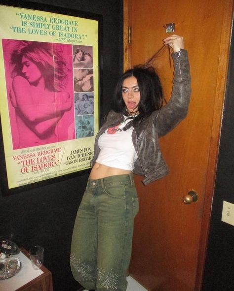 Charli Xcx Body, Charli Xcx 2014, Charli Xcx Outfits, Sweat Tour, Vanessa Redgrave, Brat Style, Model Inspo, Ghibli Art, Charli Xcx