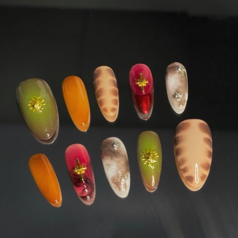 Orange Nail Set Designs, Green Orange Nails, Orange Green Nails, Fall Aura Nails, Brown And Green Nails, Green And Orange Nails, Orange And Green Nails, 90s Nails, Orange Nail Art