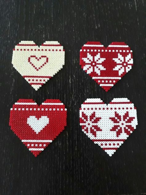 Hama Christmas Pattern, Christmas Hama Beads, Hama Beads Christmas, Christmas Perler Beads, Hamma Beads Ideas, Melty Bead Patterns, Pearl Beads Pattern, Easy Perler Beads Ideas, 3d Perler Bead