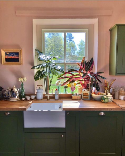 Pink Kitchen Walls, Pink Cabinets, Kitchen Cabinet Inspiration, Green Kitchen Cabinets, Studio Kitchen, Country Kitchen Decor, Green Cabinets, Boho Kitchen, Décor Boho