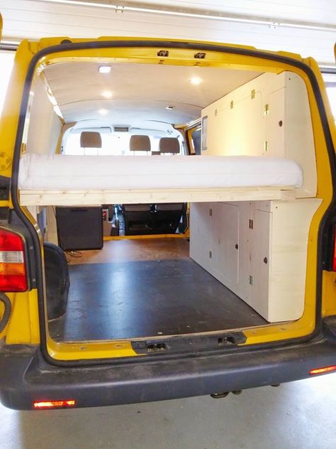 t5 ausbau bett und schrank auf fensterhöhe Bed Kind, Vw T5 Camper, Kombi Motorhome, Volkswagen T5, Caravan Renovation, Camping Gadgets, Van Life Diy, Combi Vw, Campervan Interior