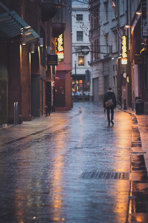 Mathew Street, Liverpool, United Kingdom Raining Day, Street Photography Urban, Streetscape Design, Rainy Street, Street Painting, Liverpool City, Cityscape Photography, Cityscape Painting, Night Painting