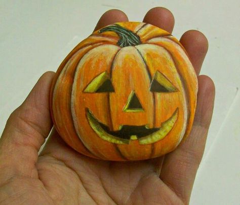 Pumpkin painted rock. Pumpkins Ideas, Painted Pumpkin, Halloween Rocks, Adornos Halloween, Pumpkin Carving Templates, Hand Painted Stones, Rock Painting Designs, Rock Painting Art, Hand Painted Rocks