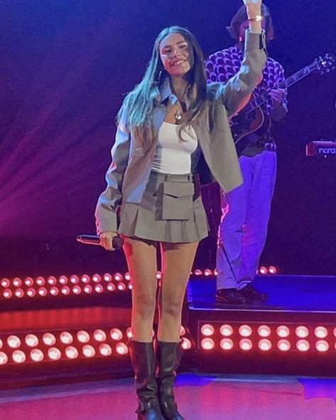 Madison Beer Performance, Madison Beer Inspired Outfits, Madison Beer On Stage, Madison Beer Performance Outfits, Madison Beer Concert Outfit Inspiration, Madison Beer Stage Outfits, Madison Beer White Dress, Madison Beer Stage, Concert Performance Outfits Singers