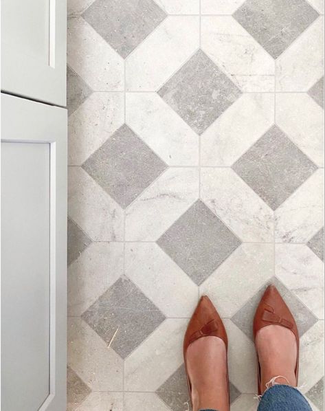 Main Bathroom Floor Tile, Front Entry Wallpaper Ideas, Lowes Floor Tile, Tan And White Checkered Tile Floor, Kitchen Floor Pattern, Very Small Full Bathroom Ideas, Checkerboard Bathroom Tile, Guest Bathroom Flooring, Tile Mudroom Floor Entryway