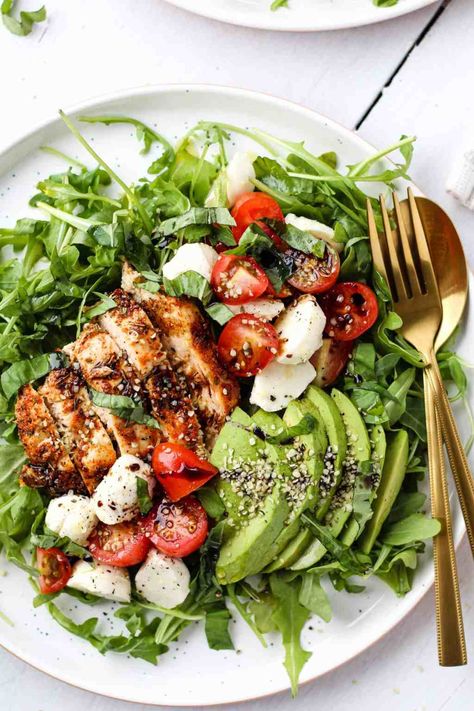 Chicken Avocado Caprese, Juicy Baked Chicken, Caprese Chicken, Healthy Food Dishes, Baked Chicken Breast, Chicken Avocado, Chicken Salad Recipes, Avocado Salad, Salad Ingredients