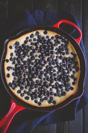 5 ingredient blueberry skillet dump cake recipe from @sweetphi Blueberry Skillet, Red Pan, Cinnamon Monkey Bread, Homemade Naan Bread, Skillet Cake, Iron Skillet Recipes, Peanut Recipes, Cast Iron Skillet Recipes, Spice Cake Mix