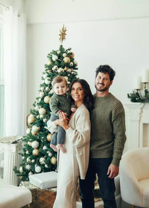 Christmas Pictures Outfits Family, Christmas Family Portraits Outfits, Fancy Family Christmas Pictures, Fancy Christmas Family Photos, Family Of Four Christmas Photos, Family Of 3 Christmas Photos, Family Santa Pictures Outfits, Crismas Outfits, Christmas Picture Ideas For Family