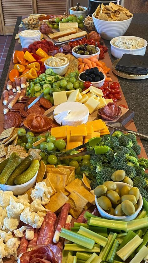 Charcuterie board | Wedding buffet food, Party food buffet, Party snack table Prom Food, Fancy Cheese Board, Party Snack Table, Charcuterie Board Wedding, Bbq Party Food, Wedding Buffet Food, Wedding Food Menu, Food Set Up, Buffet Party