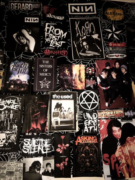 Metal Posters Room, Heavy Metal Room Aesthetic, Poster Layout Ideas On Wall, 2000s Emo Room Ideas, Metal Head Room, Emo Bedrooms, Grunge Dorm, Room Grunge Aesthetic, Emo Posters