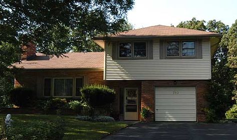 Suburban -Side Split or Back Split was a popular style of suburban home beginning in the late 1950's. 1960s Suburban House, 2000s Suburban Home, Suburban Apartment Building, 90s Suburban House, 70s Suburban House, 1950s House Exterior, 80s House Exterior, Rundown House, Split House