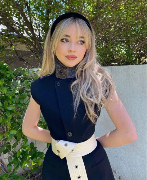 Sabrina Carpenter, Blonde Hair, A Woman, Blonde, Hair, White, Black