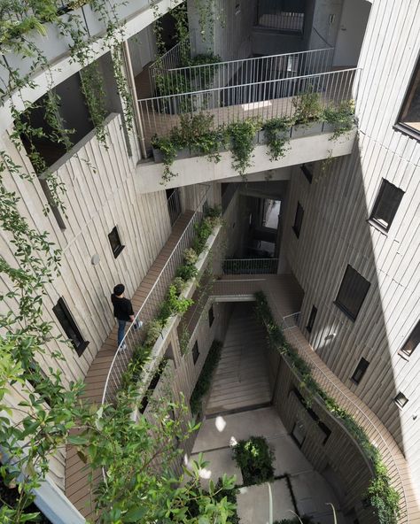 Tenjincho Place Complex in Tokyo, by Hiroyuki Ito Architects, is designed with a horseshoe-shaped layout to address the challenges of a flagpole site surrounded by high-rise buildings. The central courtyard in the design enhances light, air circulation, and provides a communal space for residents. Read more: Link in bio - Images: Masao Nishikawa - @hiroyuki_ito_architects @nishikawa.masao - #japanesearchitecture #residetialarchitecture #tokyoarchitecture #courtyarddesign #thinkNEXT #STIR #... Sou Fujimoto, Courtyard Design, Container Architecture, Minimalist Kitchen Design, Brick Architecture, Architecture Concept Drawings, Residential Complex, Japanese Architecture, Apartment Complexes