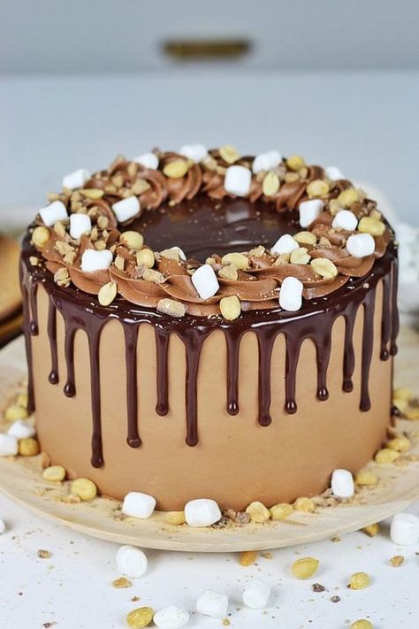 Rocky Road Cake, Road Cake, Brownies Caramel, Butterscotch Cake, Easy Chocolate Cake, Dark Chocolate Cakes, Magic Cake, Salty Cake, Buttercream Recipe