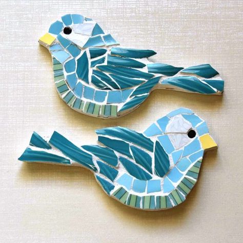 Bird Mosaic Ideas, Tile Samples Crafts, Bird Mosaic Art, Glass On Glass Mosaic Ideas, Small Mosaic Projects, Mosaic Projects Ideas, Mosaic Art Ideas Easy, Diy Mosaic Ideas, Garden Mosaic Projects