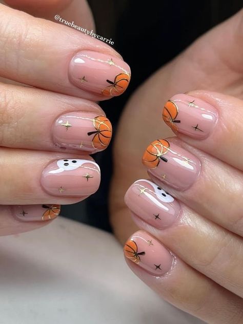 short halloween nails: pumpkin and ghost tips Unique Halloween Nails, Scary Halloween Nails, Nails Scary, Pumpkin Nail Designs, Pumpkin Nail, Holloween Nails, Tips Nails, Simple Fall Nails