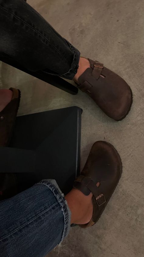 Birkenstock Boston Dark Brown, Birkenstock Oiled Leather Clog Outfit, Leather Birkenstock Clogs Outfit, Dark Brown Clogs Outfit, Dark Birkenstock Clogs Outfit, Brown Boston Clogs Outfit, Dark Brown Boston Clogs Outfit, Dark Brown Birkenstock Clog Outfit, Brown Boston Birkenstock Outfit