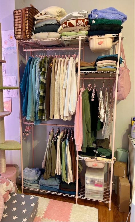 Walk In Closet Clothes Organization, Room Ideas Aesthetic Clothing Rack, Bedroom Storage With No Closet, Dorm Clothing Storage, Aesthetic Clothing Storage, Small Room Clothing Storage, Dorm Room Storage Ideas Space Saving, Clothing Rack Ideas Bedroom, Room With Clothing Rack