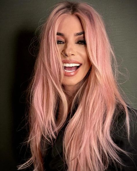 Shania Twain debuts new pink hair ahead of Vegas residency Cotton Candy Pink Hair, Blonde And Brunette, Country Pop, Hair Flow, Shania Twain, Richard Gere, Platinum Blonde Hair, Dye My Hair, Blonde Bombshell