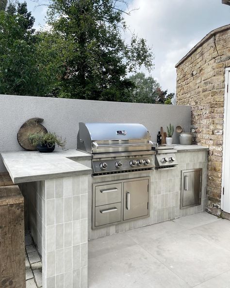 Even with limited space, you can design a functional and stylish outdoor kitchen that allows you to enjoy cooking and entertaining outdoors. You can still have a haven for relaxation and connection with nature 🌲 🏡 The key? Get creative with space-saving solutions! Check our outdoor space saving blog out via the link in our bio 👆🏼 Kitchen Design Outdoor, Design Outdoor Kitchen, Big Deck, Outdoor Bbq Area, Outdoor Kitchen Plans, Connection With Nature, Bbq Island, Built In Bbq, Patio Kitchen