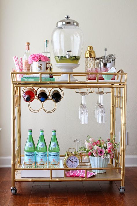 Bar Cart Inspo, Diy Bar Cart, Gold Bar Cart, Bar Sala, Outside Bars, College House, Bar Cart Styling, Drinks Trolley, Bar Designs