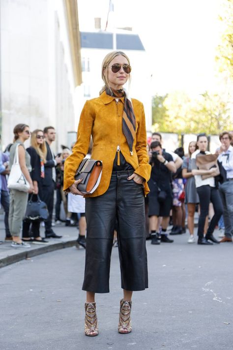 Mustard and Dark Denim 😍 How To Wear Culottes, Culottes Outfit, Leather Culottes, Black Culottes, Trendy Trouser, Gaucho Pants, Yellow Jacket, Street Style Trends, 가을 패션