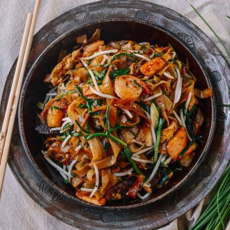 Char Kway Teow Malaysian Rice Noodle Stir-fry | The Woks of Life Char Kway Teow, Rice Noodles Stir Fry, Wok Of Life, The Woks Of Life, Woks Of Life, Malaysian Cuisine, Asian Street Food, Rice Noodle, Ethnic Food