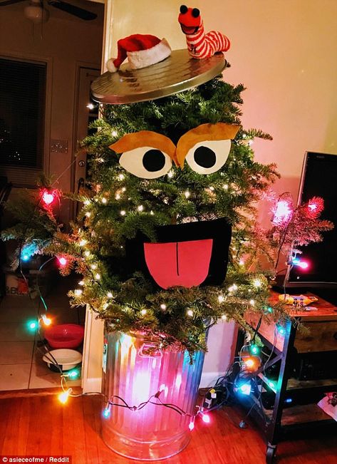 Couple turn their Christmas tree into Oscar the Grouch Ugly Christmas Tree, Funny Christmas Tree, Christmas Tree Decorating Themes, Creative Christmas Trees, Unique Christmas Trees, Christmas Tree Ideas, Beautiful Christmas Trees, Christmas Tree With Gifts, Christmas Tree Themes