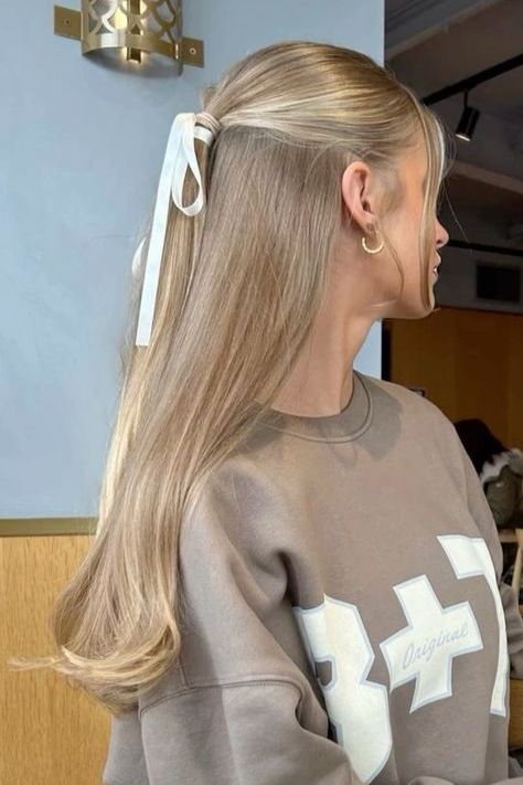 Platinový Blond, Old Money Hairstyles, Hairstyles And Colors, Beige Blonde Hair, Winter Blonde, Lowlights Blonde, Hair Patterns, Dirty Blonde Hair, Honey Blonde Hair