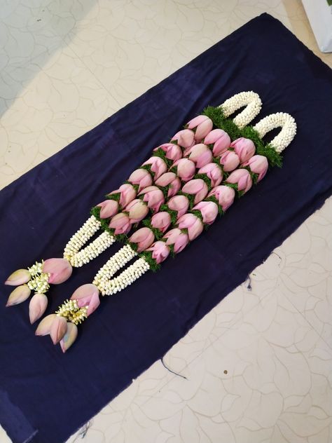 Lotus Garlands For Wedding, Lotus Flower Garland, Lotus Varmala, Lotus Garland Indian Wedding, Wedding Malai Design Lotus, Lotus Garland, Garland Wedding Indian, Wedding Mala Rose, Rose Garland Wedding