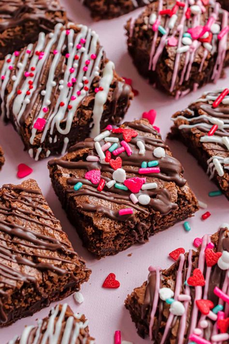 Brownie Recipes Valentines, Valentine’s Day Brownie Ideas, Brownies For Valentines Day, Brownie Valentine Ideas, Valentines Brownies Ideas, Valentine’s Day Brownies, Brownies Decoration Ideas, Valentine's Brownies, Valentines Baking Ideas