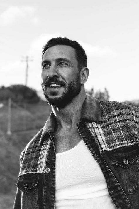 Pablo Schreiber Mad Sweeney, Male Celebrity Crush, Mad Sweeney, Pablo Schreiber, American Gods, Muscular Men, Hollywood Actor, Tv Programmes, Character Aesthetic