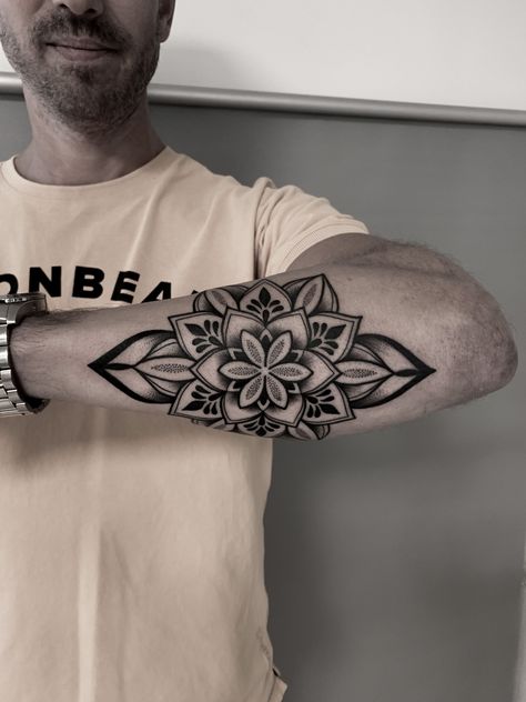 Mandela Tattoo Men, Forearm Mandala Tattoo, Mandala Tattoo Men, Egyptian Eye Tattoos, Underarm Tattoo, Tattoo Leggings, Tato Tradisional, Unique Tattoos For Men, Small Chest Tattoos