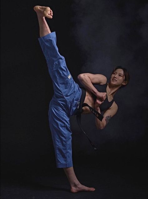 Taekwondo Poomsae, Martial Arts Photography, Marshal Arts, Women Karate, Woman Character, Female Martial Artists, Male Pose Reference, Martial Arts Girl, Karate Girl