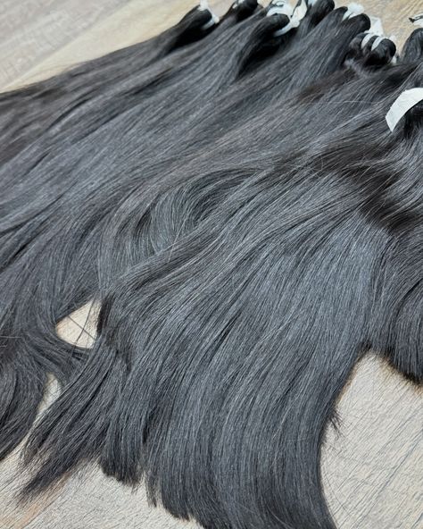 Our raw Malaysian bone-straight hair bundles are perfect for those who want to achieve a natural and healthy look. They are easy to style and maintain, and they are perfect for those who want to achieve a sleek and polished look. 🌹 Website: www.xxxhair.net 📲 #Xxxhair #rawhairbusiness #rawhair #rawindianhair #rawcambodianhair #rawburmesehair #rawhairvendor #rawvietnamesehair #rawhairbundles #explorepage #rawmalaysianhair Healthy Look, Burmese Hair, Vietnamese Hair, Raw Indian Hair, Cambodian Hair, Straight Hair Bundles, Nourishing Shampoo, Hair Vendor, Malaysian Hair