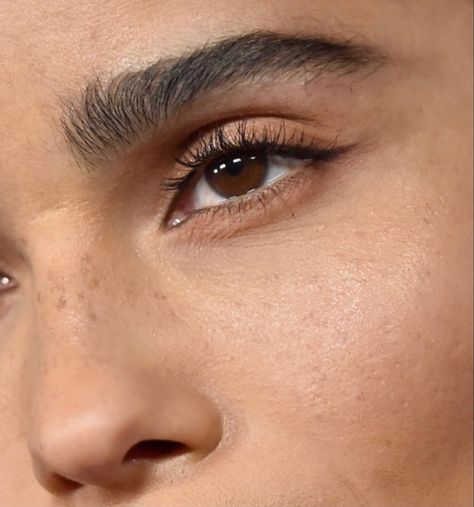 Zoe Kravitz Eyeliner, Zoe Kravitz Brows, Zoe Kravitz Eye Makeup, Zoe Kravitz Eyebrows, Zoe Kravitz No Makeup, Barely There Eyeliner, Zoe Kravitz Face, Zoe Kravitz Nails, Zoe Kravitz Makeup