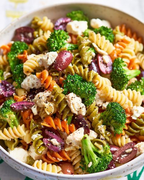 A recipe for pasta salad filled with broccoli, feta, and Kalamata olives, which can be made ahead. Pasta Receipes, Broccoli Feta, Broccoli Pasta Salads, Pasta Con Broccoli, Recipe Broccoli, Feta Pasta Salad, Potluck Salad, Rigatoni Recipes, Pesto Tortellini