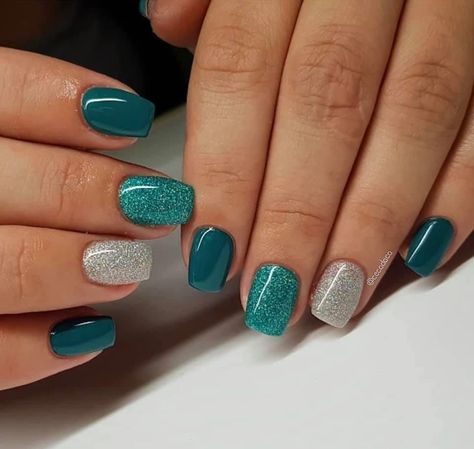 Spring Teal Nails, Teal Sns Nails, Teal Color Nails Designs, Green Spring Nail Designs, Teal Manicure Ideas, Peacock Nails Color, Dipped Nails Ideas Spring 2024, Teal And Green Nails, Multicolor Dip Powder Nails