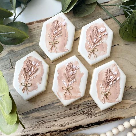 Pampas Grass Cookies, Pampas Grass Cookies Decorated, Boho Floral Cookies Decorated, Boho Birthday Cookies Decorated, Coachella Cookies, Boho Wedding Cookies Decorated, Hexagon Cookies, Creative Pastries, Cake Dekoration