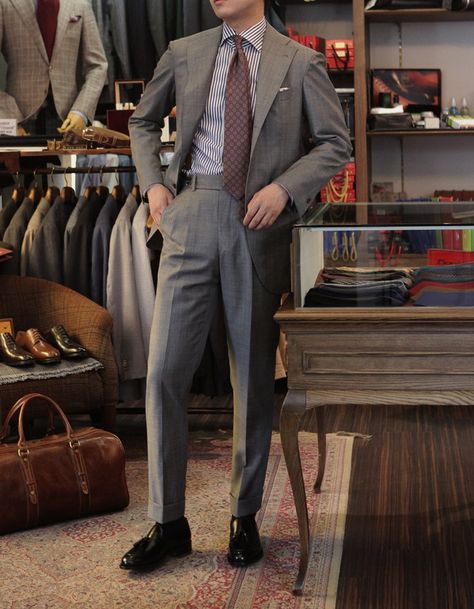 bntailor:  Unconstruction Suit by BTailor Sharp Suits For Men, Grey Suit Combinations, John Spencer, Visual Merchandiser, Shark Skin, Suit Combinations, Navy Striped Shirt, Classy Suits, Look Formal