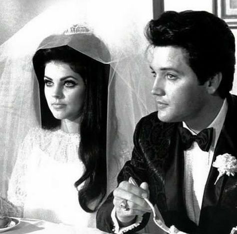 Elvis and Priscilla on May 1, 1967 during their wedding day press conference in Las Vegas. Elvis Presley And Priscilla, Priscilla Presley Wedding, Elvis Wedding, Elvis And Me, Elvis Presley Pictures, Elvis And Priscilla, Elvis Movies, Elvis Presley Photos, Priscilla Presley