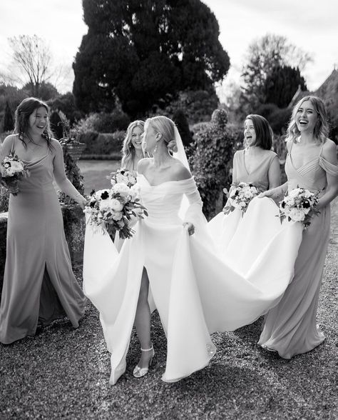 Magical Wedding Photography, Bridesmaid Pics, Bridal Party Photoshoot, Off Shoulder Wedding Dresses, Bride And Bridesmaid Pictures, Wedding Photography Detail Shots, Wedding Group Photos, Bridesmaid Poses, Bridesmaid Pictures